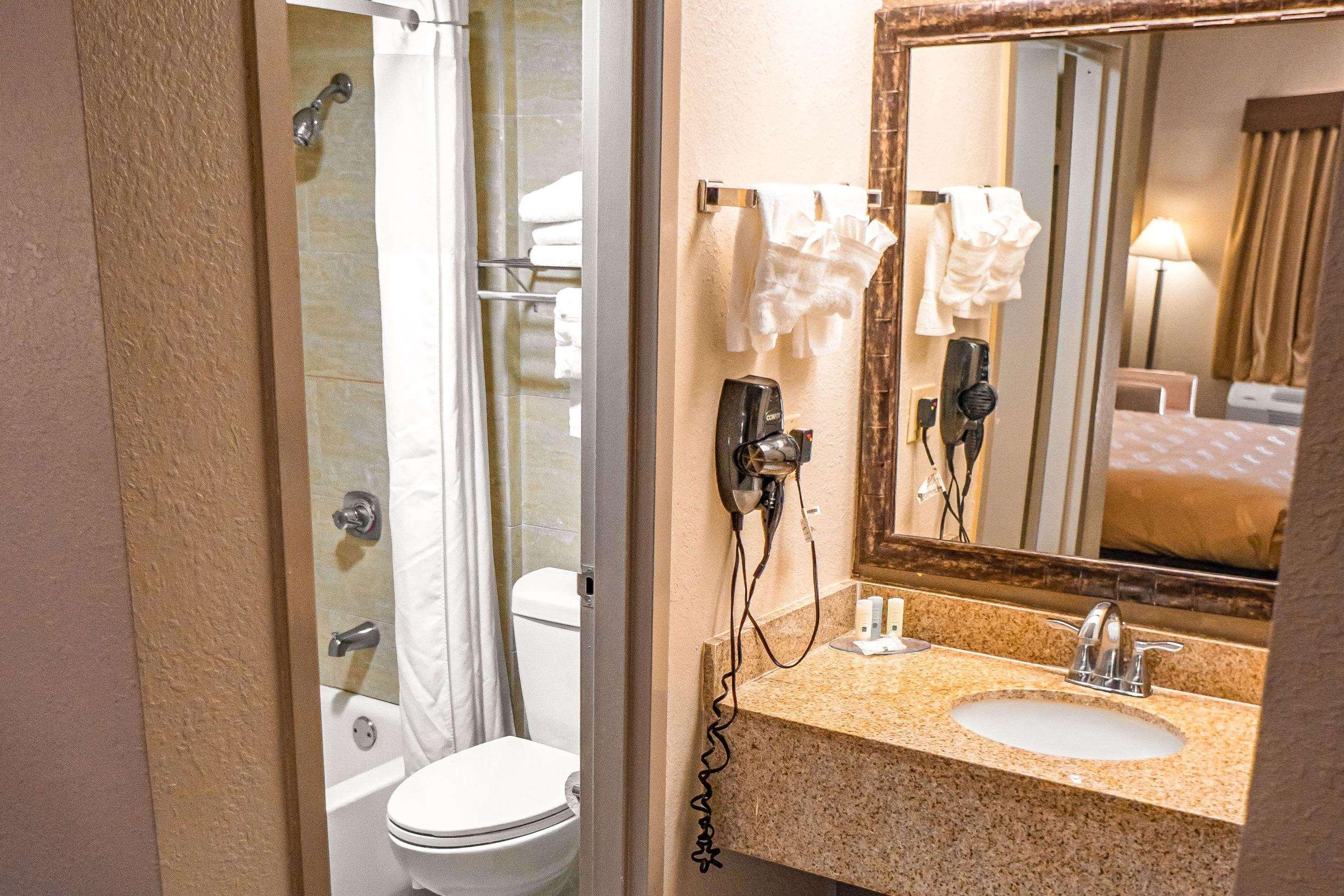 Quality Inn & Suites Near Six Flags - Austell Eksteriør bilde